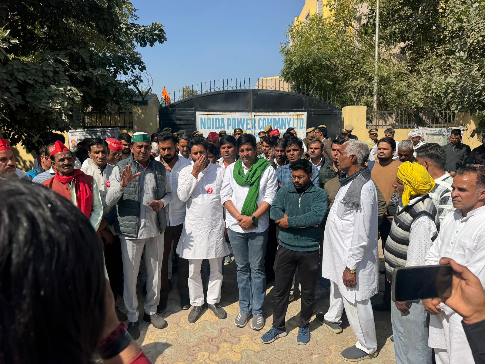 किसान उत्पीड़न के खिलाफ किसानों ने डीसीपी दफ्तर का घेराव- कर दी आंदोलन की  चेतावनी 