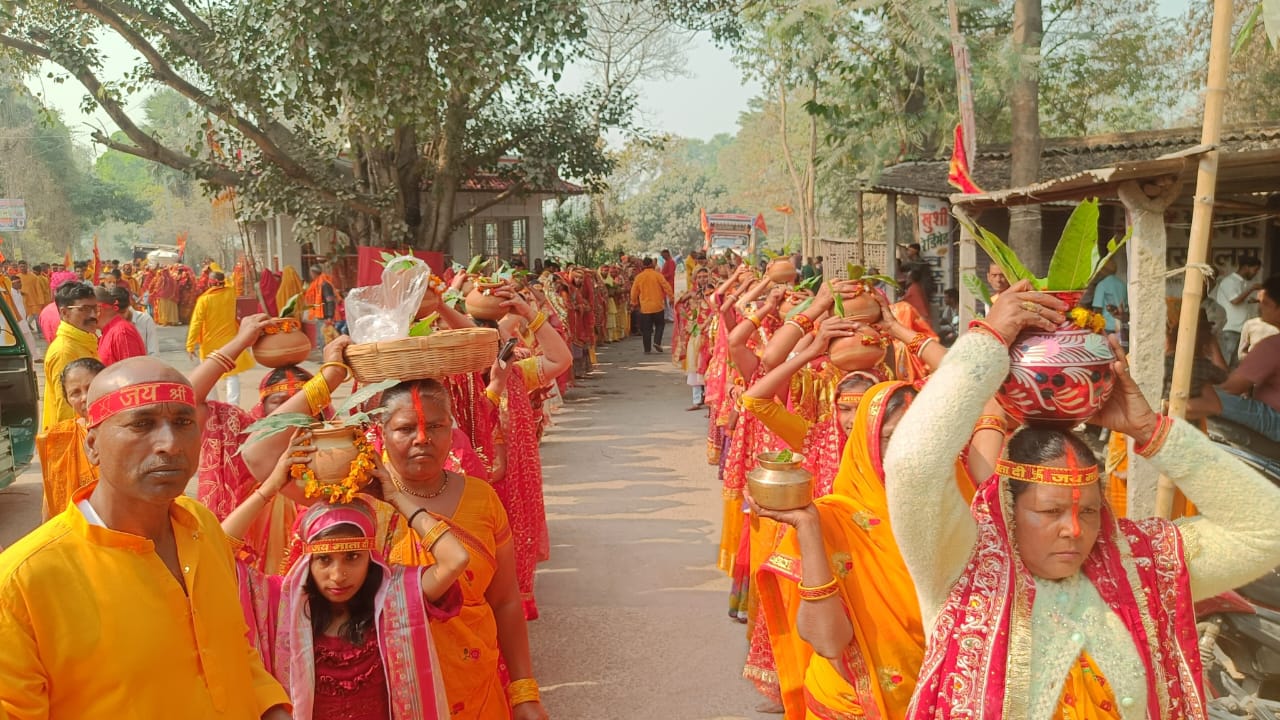 रामपुर सरोतर में अष्टयाम यज्ञ हेतु भव्य कलश यात्रा, सांसद-विधायक हुए शामिल