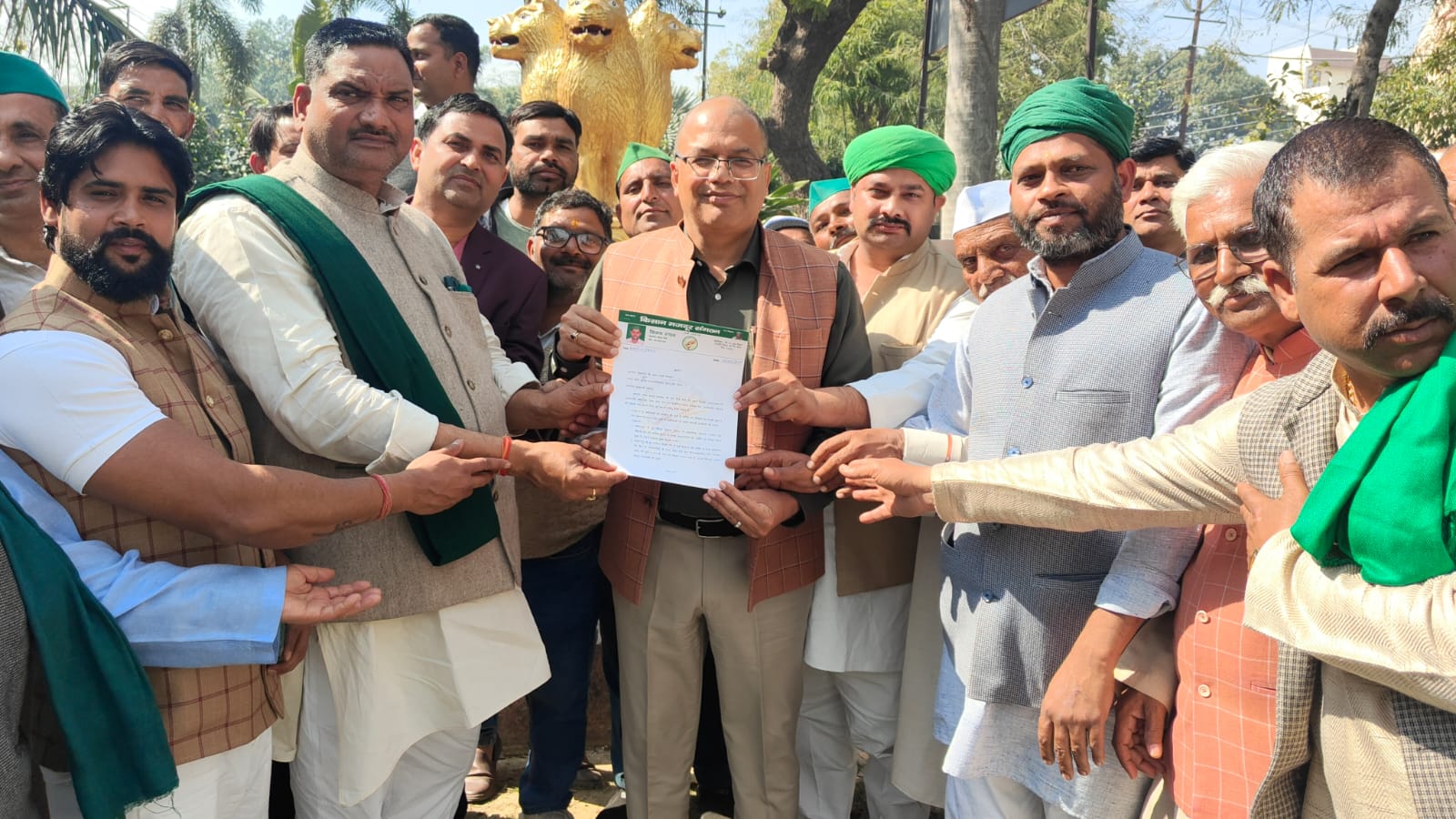 भूमाफिया के खिलाफ किसान मजदूर संगठन का प्रदर्शन, एडीजी को सौंपा ज्ञापन 