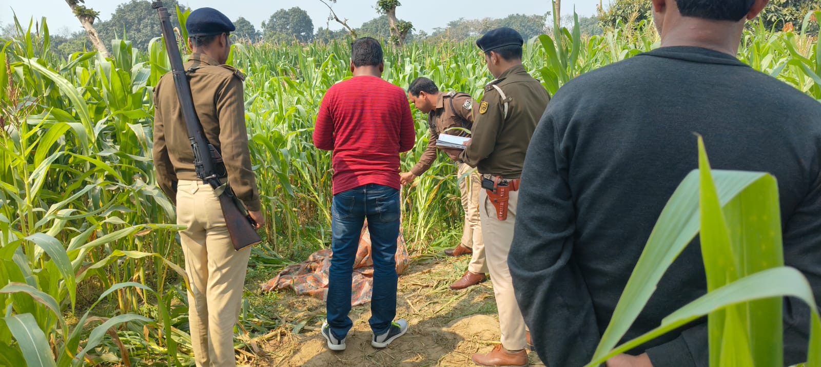 भागलपुर: मकई के खेत में अर्धनग्न महिला की लाश मिलने से सनसनी