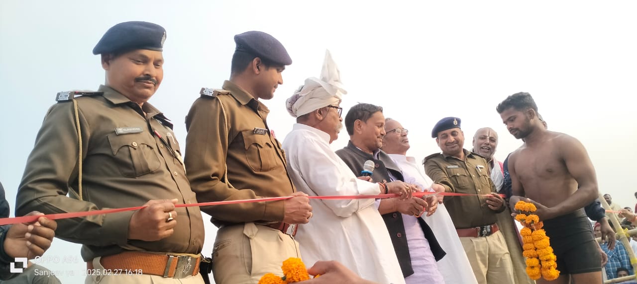 तेतरिया के फौजदार चौक पर दंगल प्रतियोगिता का आयोजन