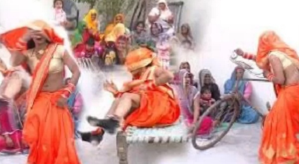 लोककला के नाम पर अश्लीलता का तड़का