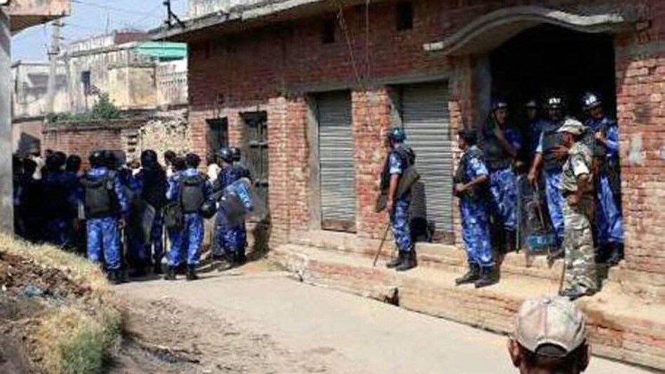 मिल रही है नफरत …