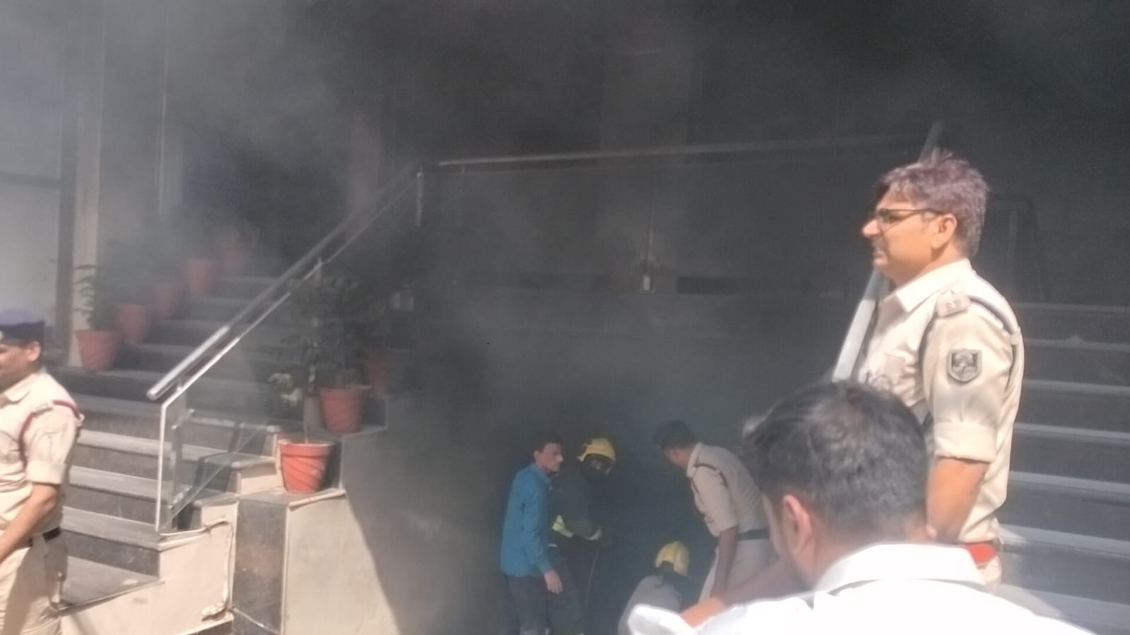 आरा: तनिष्क ज्वेलरी शोरूम में भीषण आग, करोड़ों का नुकसान