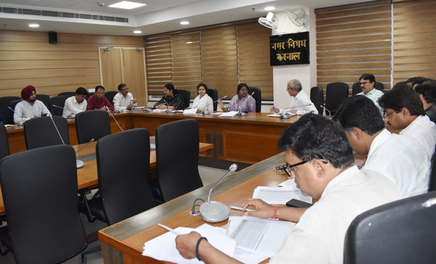 लाल डोरा क्षेत्र वासियों को जारी करें प्रॉपर्टी कार्ड, 30 अप्रैल तक पूरा करें प्रॉपर्टी आई.डी. स्व-प्रमाणिकरण कार्य, 92 विज्ञापन साईट ई-ऑक्शन के लिए पोर्टल पर की अपलोड, अमरूत 2.0 का कार्य करेगा नगर निगम : डॉ. वैशाली शर्मा