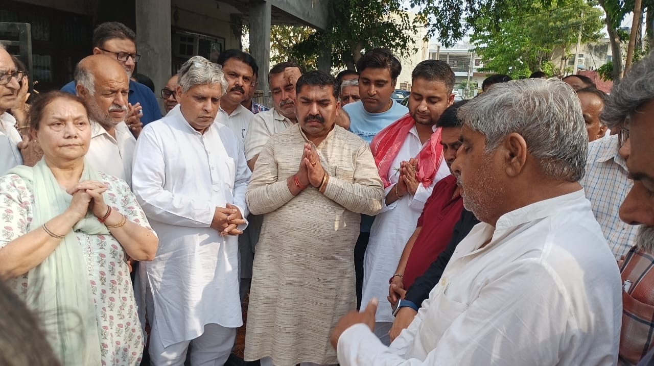 भाजपा कार्यकर्ता राघव वर्मा के निधन पर शोक प्रकट करने पहुंचे जिलाध्यक्ष प्रवीण लाठर