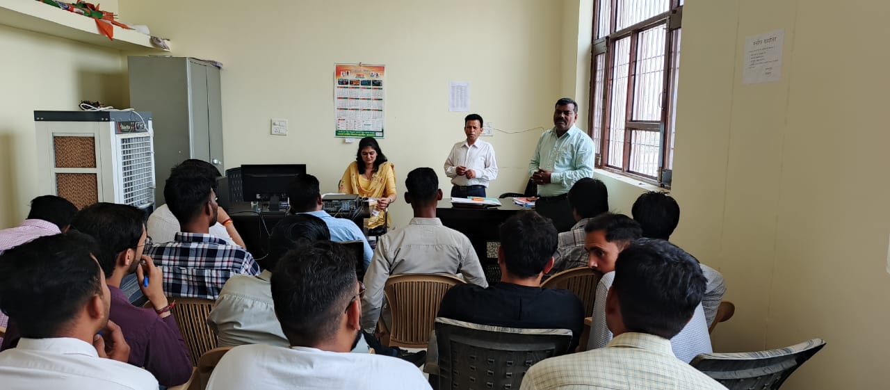 ठोस व तरल कचरा प्रबंधन को लेकर ग्राम सचिव व कनिष्ठ अभियंता को दिया प्रशिक्षण