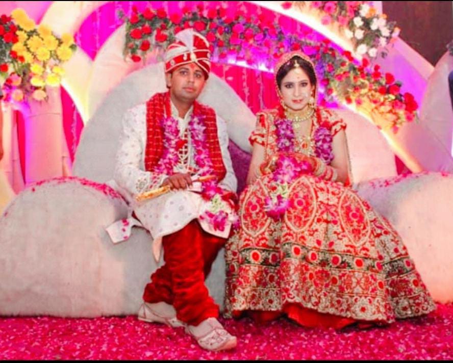 “हम दोनों की कहानी… वक्त से भी खूबसूरत निकली। दसवीं सालगिरह मुबारक!”