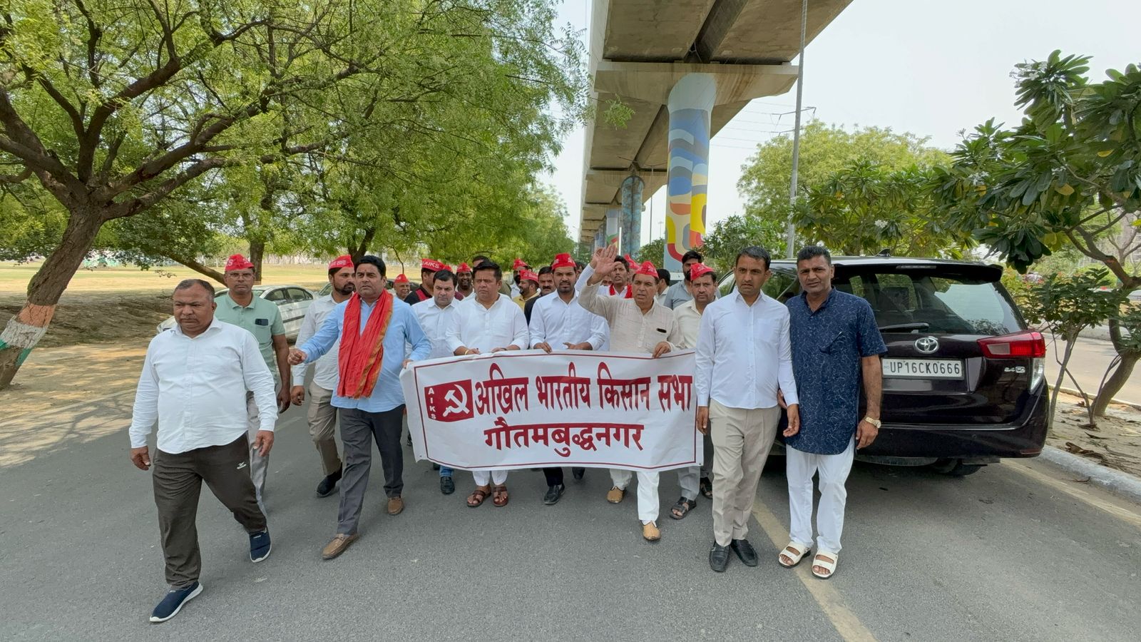 पल्ला गांव के किसानों की समस्याओं को लेकर अखिल भारतीय किसान सभा ने ग्रेटर नोएडा प्राधिकरण को सौंपा ज्ञापन