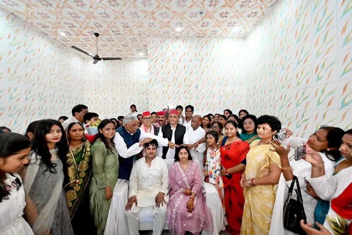 सपा सुप्रीमो अखिलेश यादव ने प्रदेश अध्यक्ष की पुत्री के विवाह समारोह में शिरकत कर वर-वधु को दिया आशीर्वाद