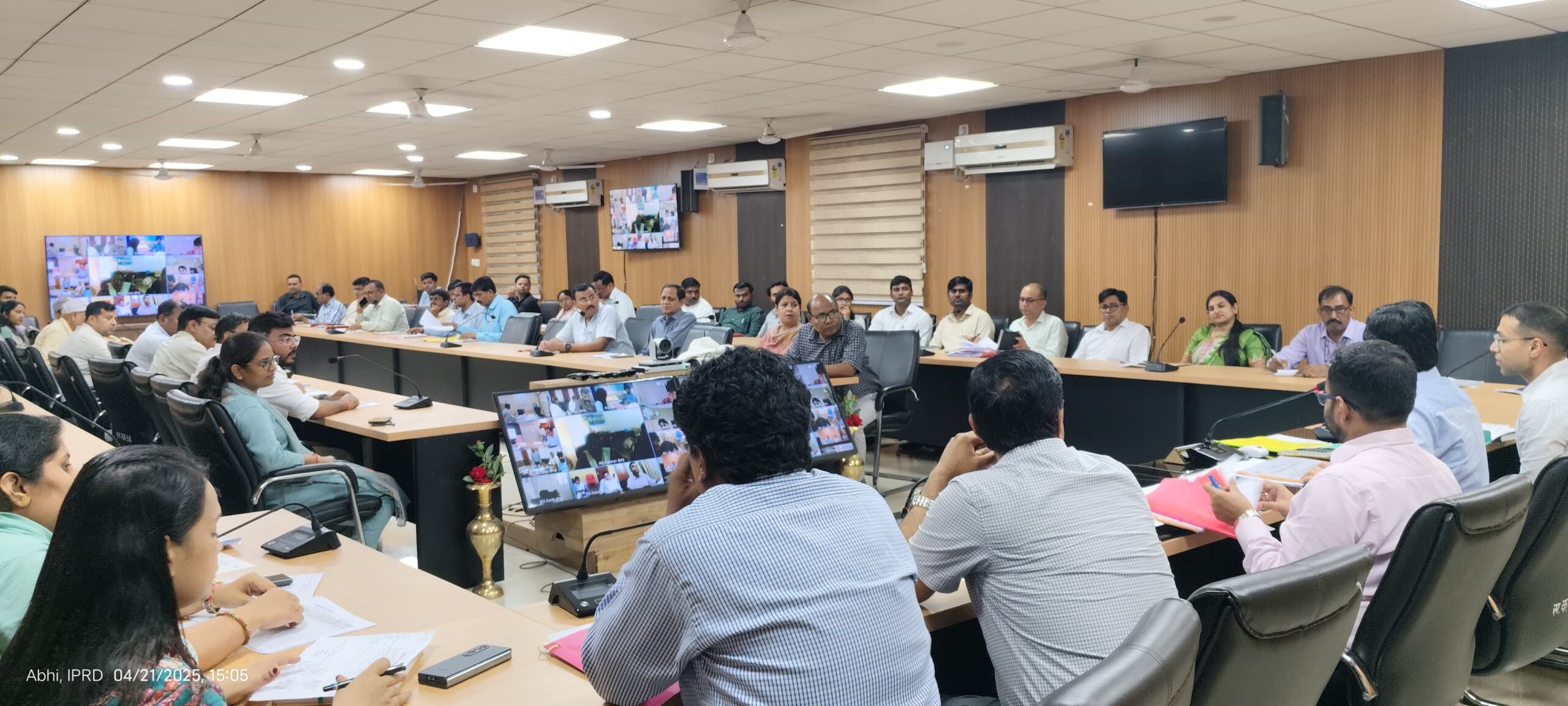 Review Meeting of District Administration  : जिलाधिकारी सुब्रत कुमार सेन ने दिए स्पष्ट निर्देश, लापरवाही पर कार्रवाई तय