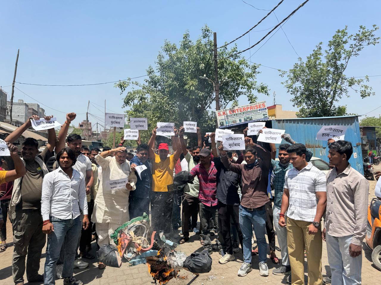 पहलगाम आतंकी हमले के विरोध में आतंकवादी विरोधी मोर्चा ने फूंका पाक का पुतला 
