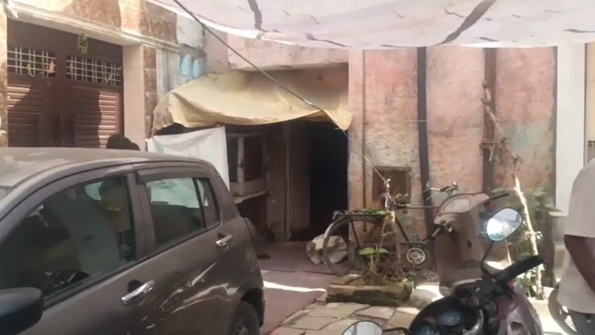 आदर्श नगर मेट्रो स्टेशन के पास दो युवकों की हत्या, एक घायल
