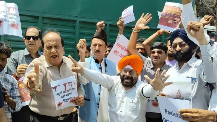 जम्मू-कश्मीर में आतंकी हमले के खिलाफ दिल्ली में सड़कों पर उतरे व्यापारी