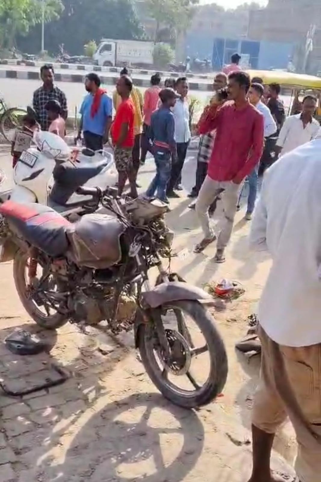 नरसंडा चौक पर बड़ा हादसा टला, अनियंत्रित पिकअप वैन ने मचाया कोहराम