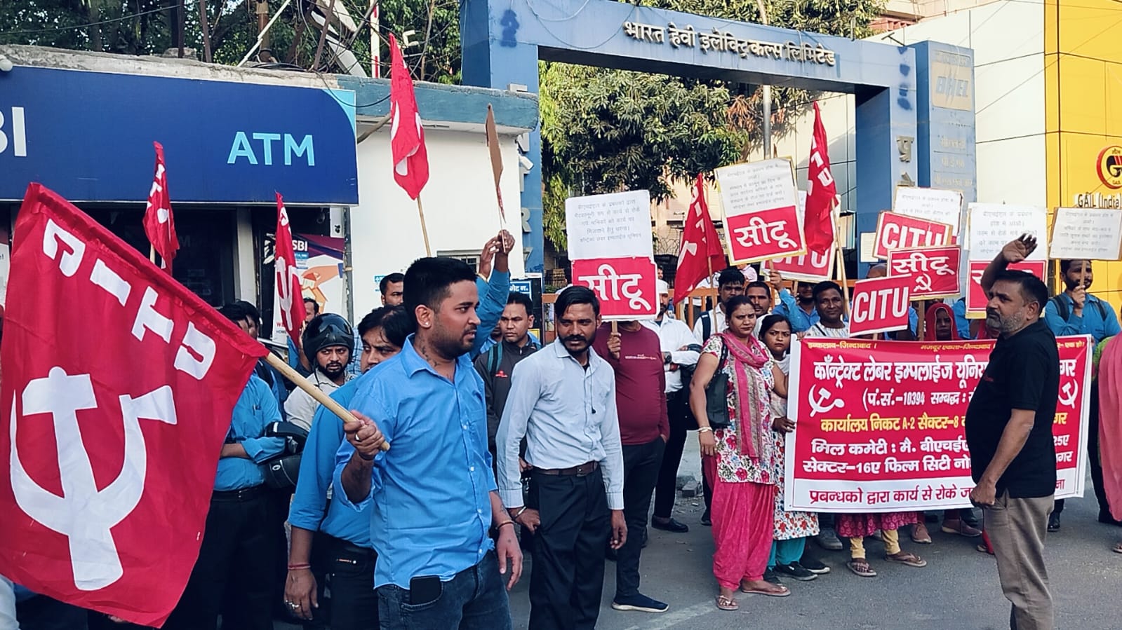 नौकरी से निकल जाने के खिलाफ मैसर्स – बीएचईएल कम्पनी के समक्ष दूसरे दिन भी जारी रहा श्रमिकों का धरना प्रदर्शन