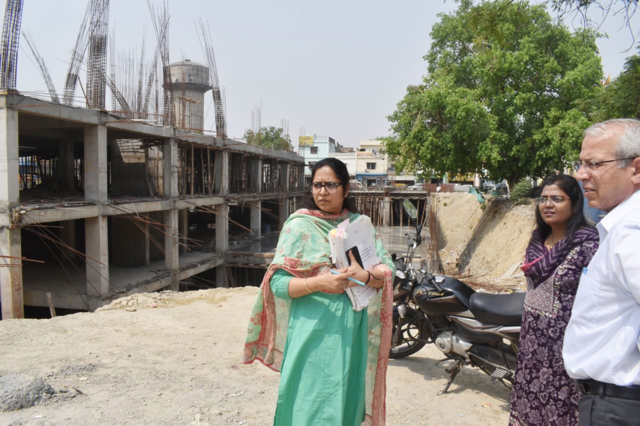 गांधी मेमोरियल हाल का होगा नवीनीकरण, निगमायुक्त ने अभियंताओं के साथ किया दौरा, दिए उचित दिशा-निर्देश