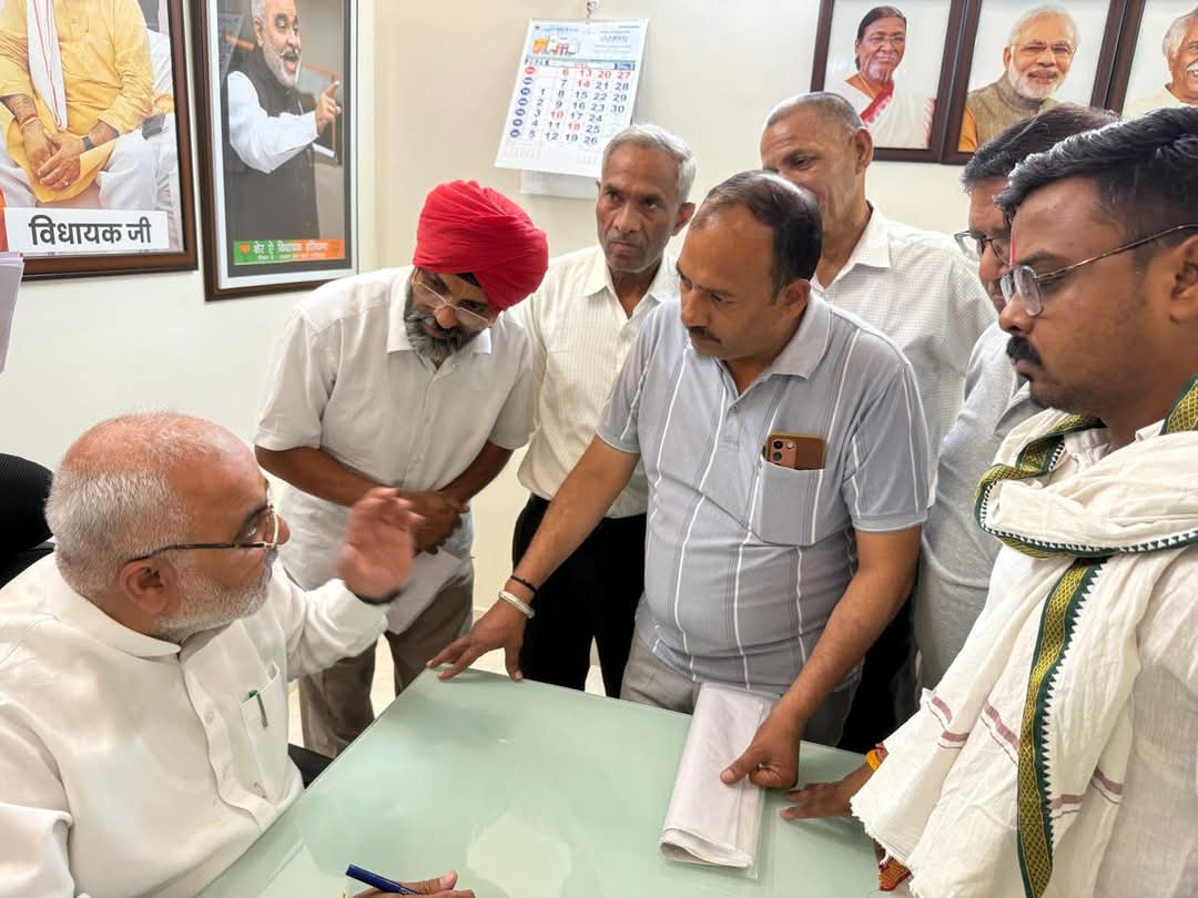 विधायक जगमोहन आनंद ने कैंप कार्यालय पर सुनी जनता की समस्याएं, मौके पर किया समाधान