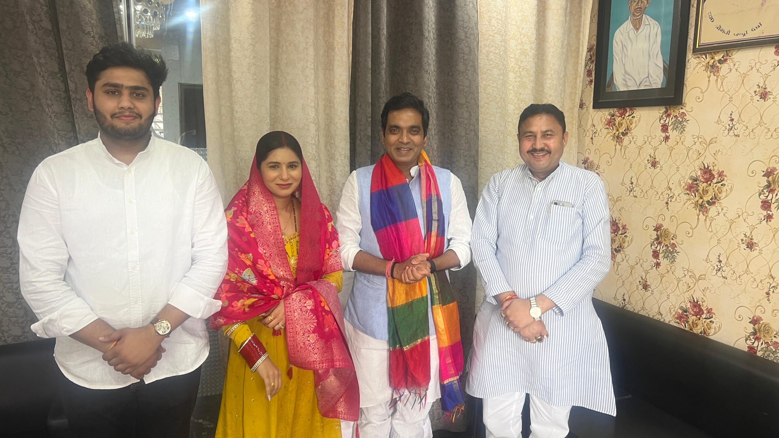 राजेंद्र पंडित के पुत्र और पुत्रवधू को आशीर्वाद देने पहुंचे विधायक पंकज सिंह 