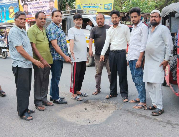 हादसे को न्योता दे रहा सड़क पर बना गड्ढा, जिम्मेदारों को नहीं है कोई सरोकार