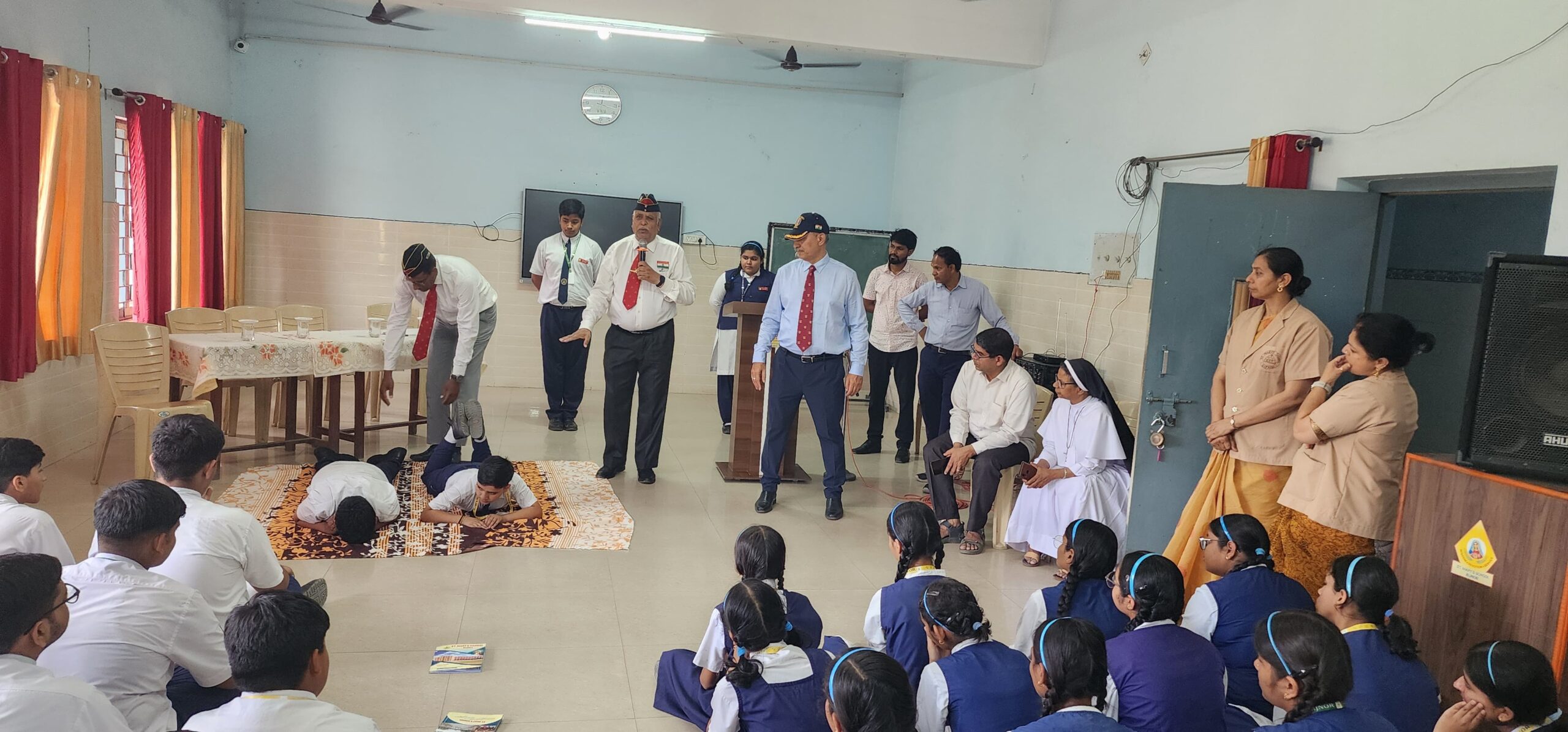 पूर्व सैनिकों ने स्कूलों में पहुंचकर छात्र छात्राओं को किया जागरूक