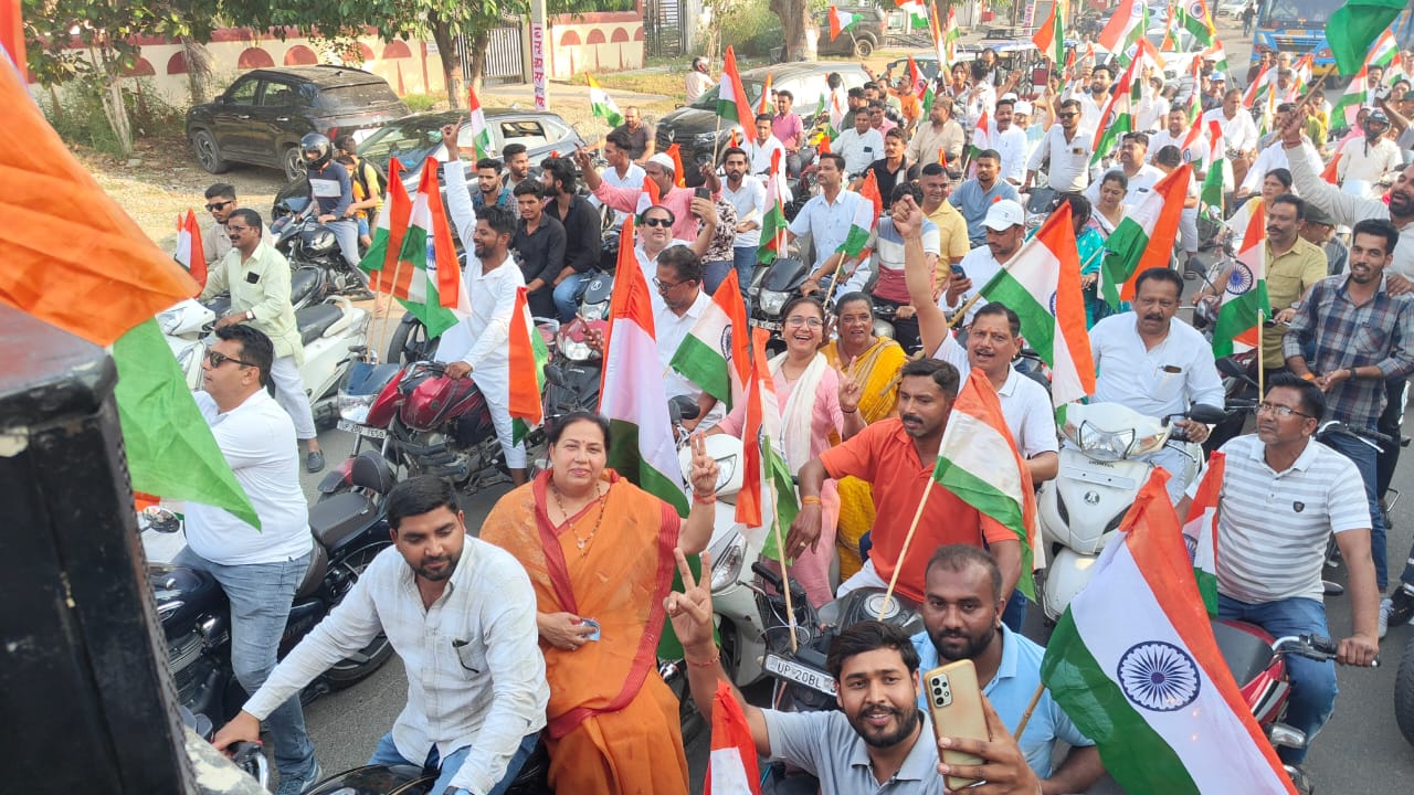 बिजनौर में सेना के शौर्य व पराक्रम का अभिनंदन करने के लिए निकली गई तिरंगा यात्रा