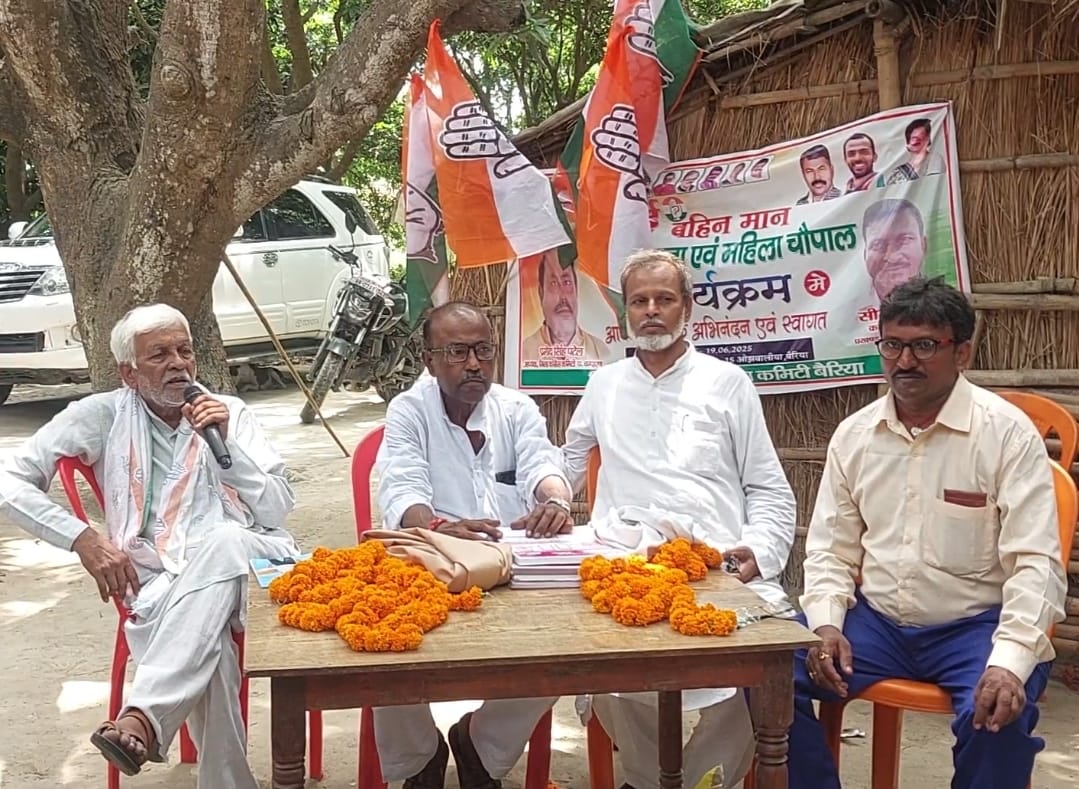 कांग्रेस नेता राहुल गांधी के 55वें जन्मदिन के अवसर पर जिला अध्यक्ष प्रमोद सिंह पटेल ने बच्चों को कॉपी पेंसिल देकर खिलाएं मिठाई।