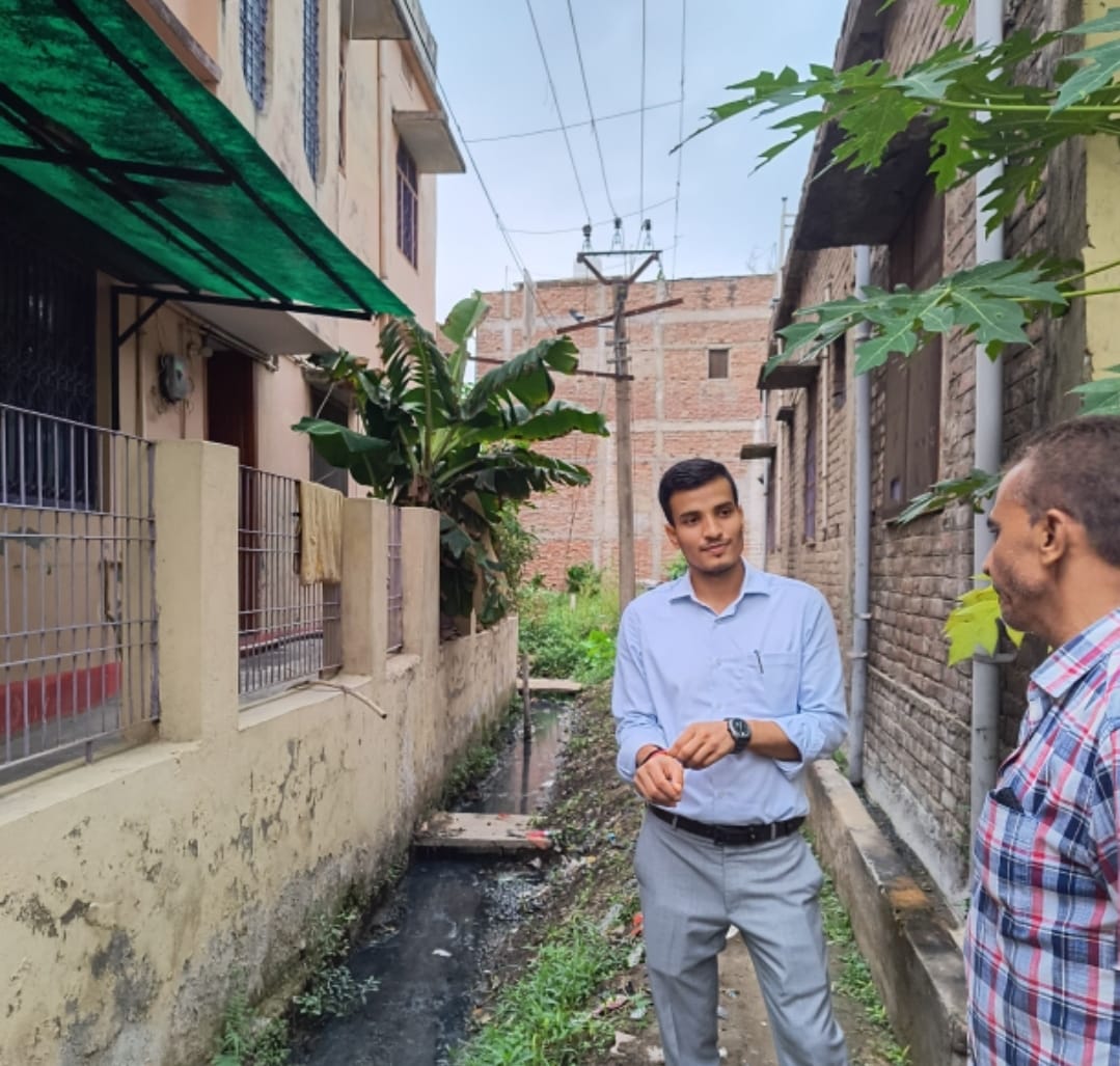 नगर आयुक्त ने वार्ड भ्रमण के दौरान समय पर साफ सफाई करने के लिए कर्मचारियों को दिया निर्देश