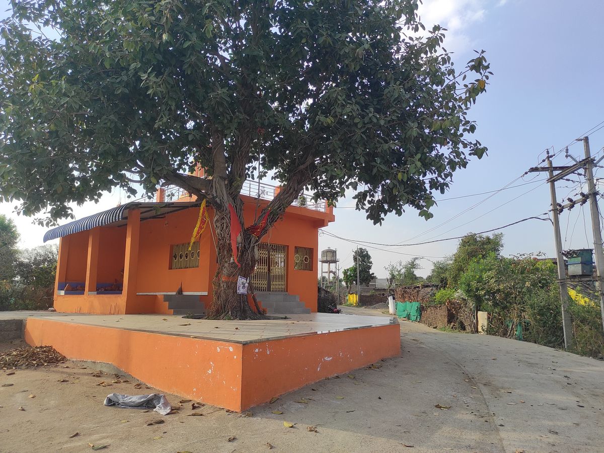 गाँव की सूनी चौपाल और मेहमान बनते बेटे