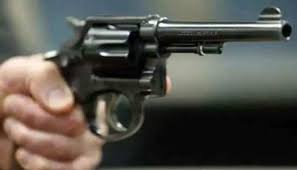 छात्र ने क्लास में गोलियां बरसाई, 9 की मौत