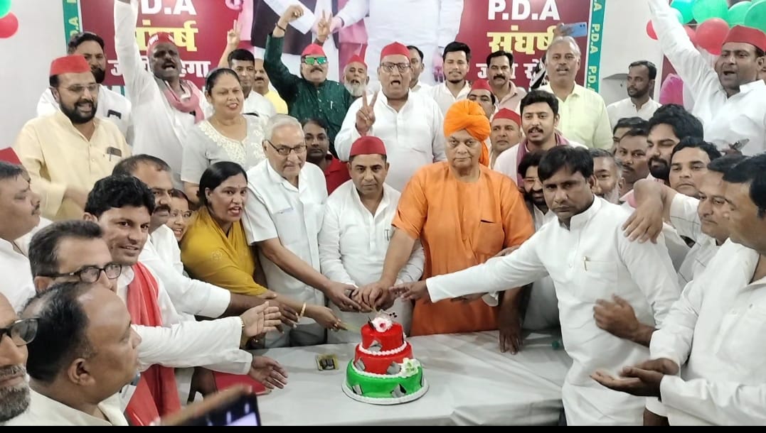 बिजनौर में अखिलेश यादव का जन्मदिन धूमधाम से मनाया गया