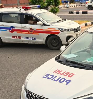 दिल्ली पुलिस स्पेशल स्टाफ बन बीमा एजेंट से की लूटपाट, पूर्व कर्मचारी समेत 8 लुटेरे दबोचे