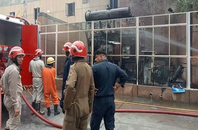 दिल्ली के एम्स ट्रामा सेंटर ट्रांसफार्मर में लगी आग, दमकल कर्मियों की सूझ बूझ से टला बड़ा हादसा
