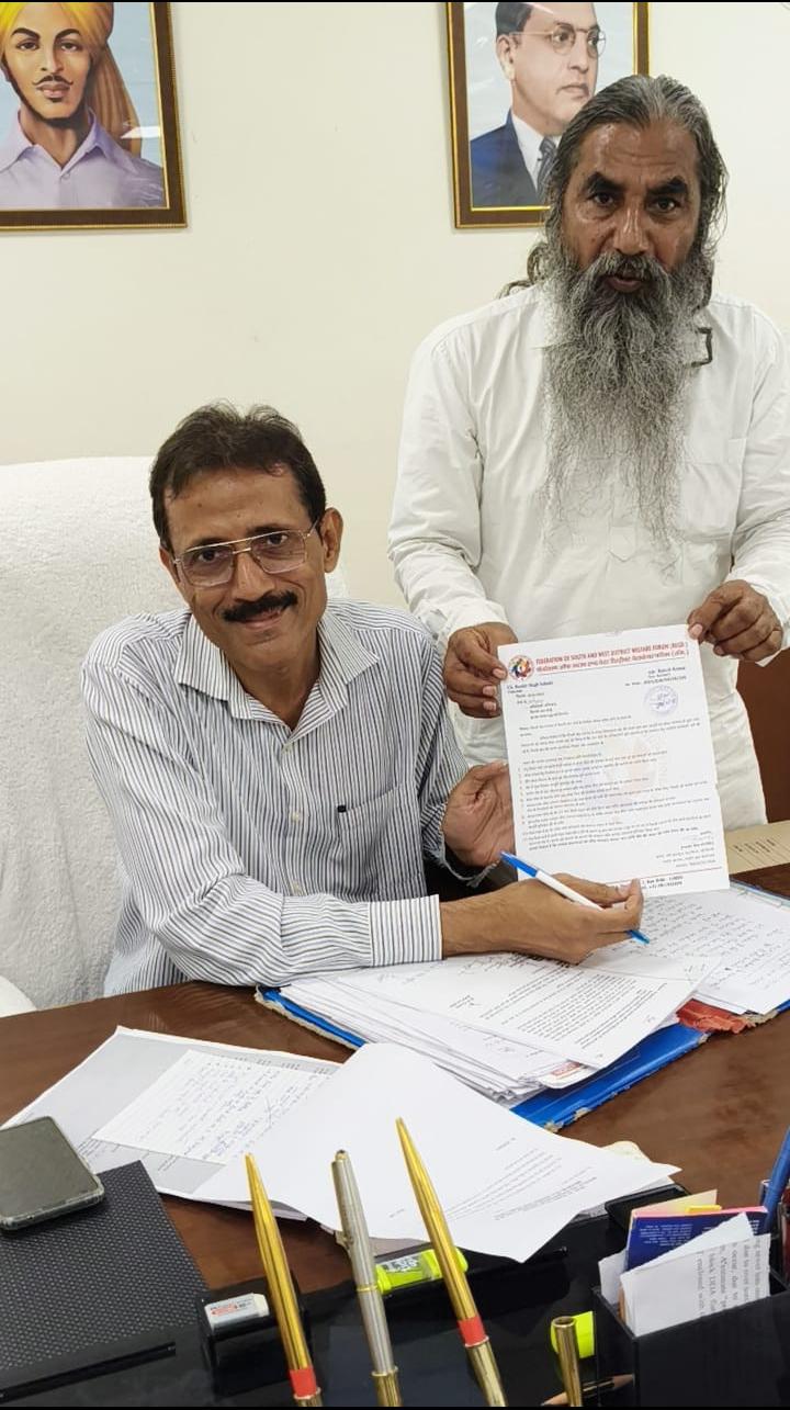 मधु विहार वार्ड में बहुप्रतीक्षित डीप सीवर सिस्टम का कार्य डेढ़ महीने में होगा पूर्ण, सोलंकी ने सौंपा ज्ञापन