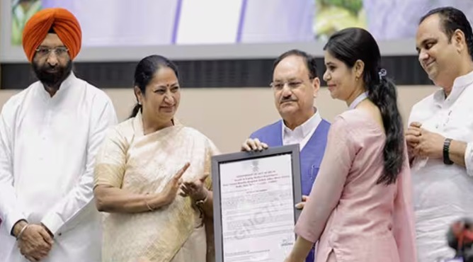 दिल्ली सरकार ने 1400 नर्सों और पैरामेडिकल स्टाफ को दी स्थायी नौकरी