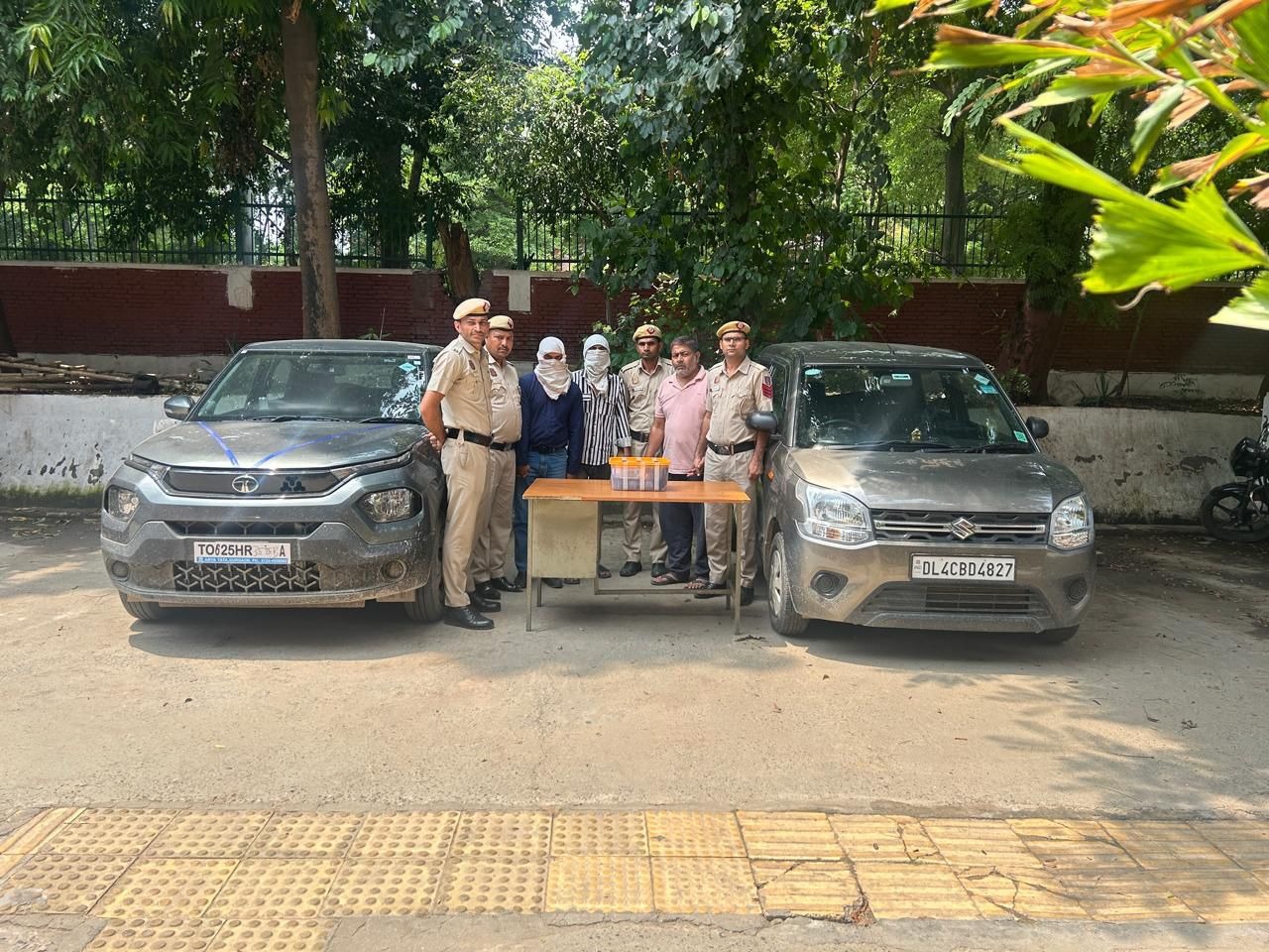 दिल्ली में फर्जी ईडी अधिकारी बनकर किया शोरूम मैनेजर से लूट, गिरफ्तार
