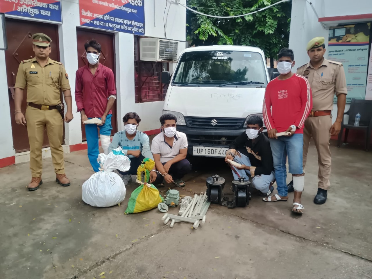 नोएडा पुलिस द्वारा निर्माणाधीन साइट से उपकरण चोरी करने वाले पांच आरोपी गिरफ्तार
