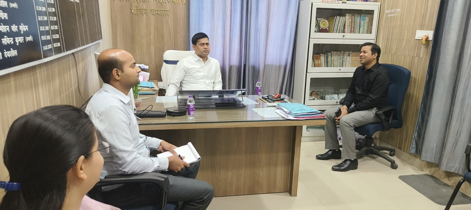 जिला पदाधिकारी ने जिला शिक्षा कार्यालय का किया औचक निरीक्षण, ड्रेस कोड, परिचय पत्र, नेम प्लेट का सख्ती से अनुपालन कराने का दिया निर्देश