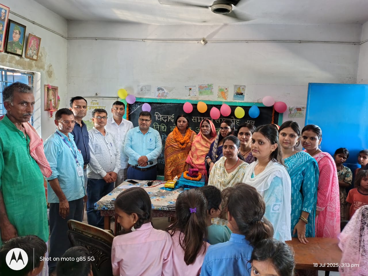 बन्दरा: पीएस मुन्नी मुसहर विद्यालय में शिक्षिका के सम्मान में विदाई सह अतिथि भोज का आयोजन