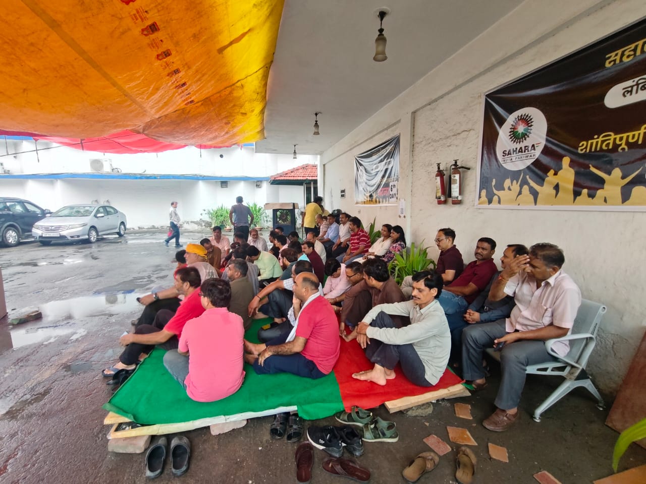 सहारा मीडियाकर्मियों का धरना छठे दिन भी जारी, नहीं रेंगी प्रबंधन के कानों पर जूं 