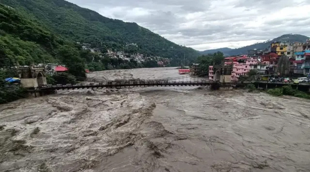 हिमाचल प्रदेश में बारिश से भारी तबाही, बाढ़ जैसे हालात