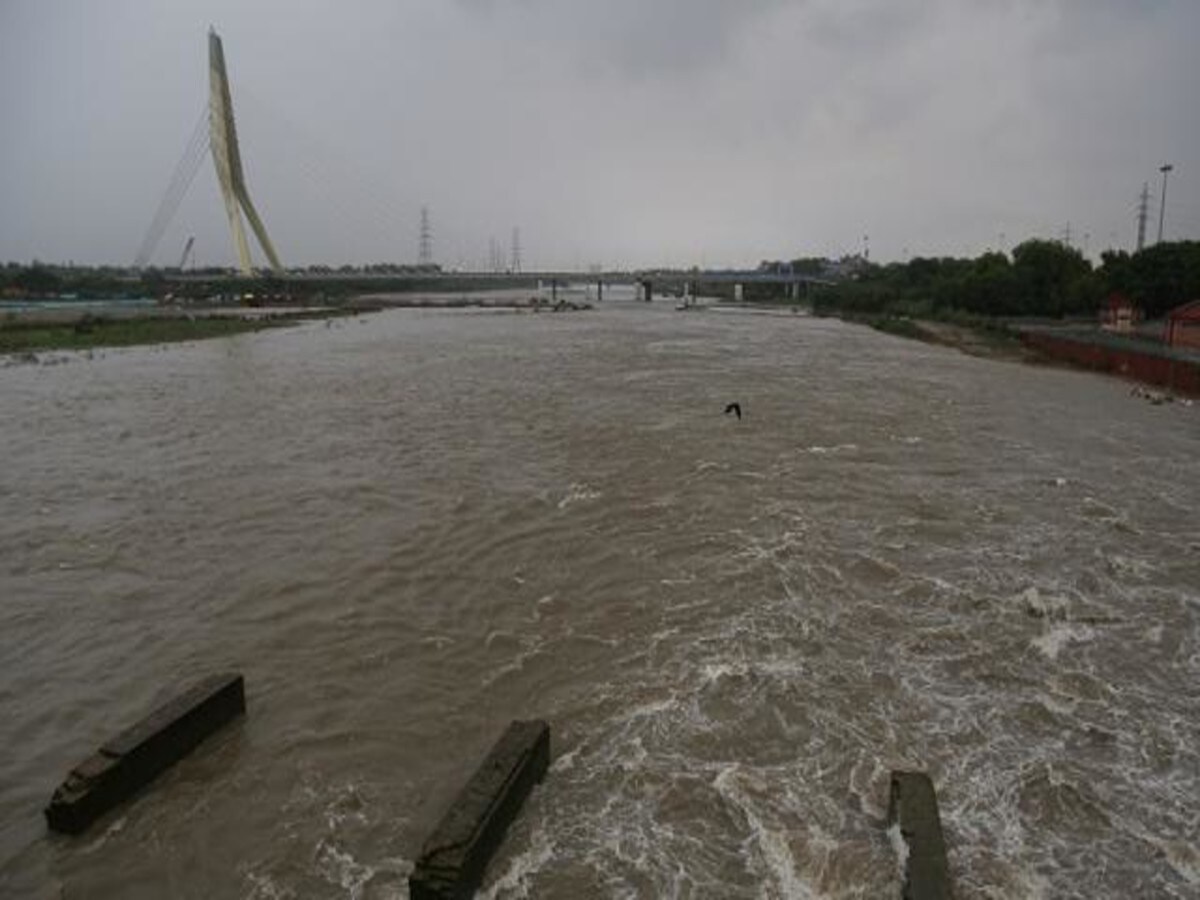 तेजी से बढ़ा यमुना का जल स्तर, खतरे की निशान पर पहुंचा