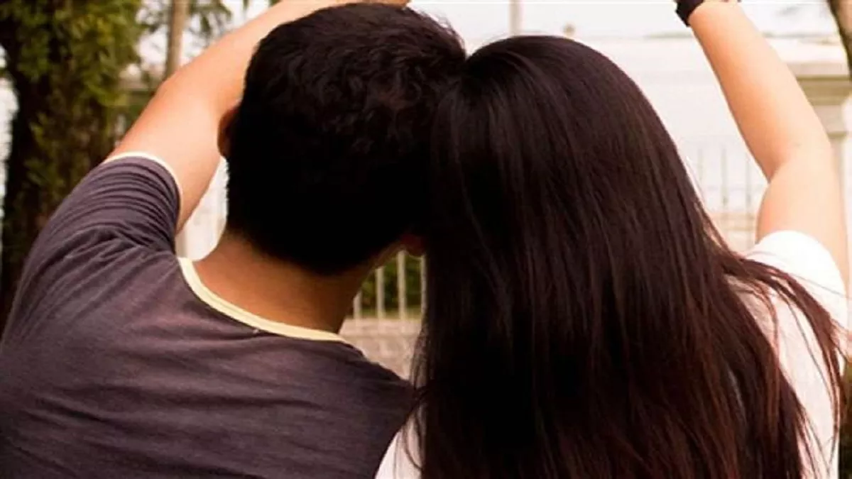 प्रेमी युगल को तीन युवकों ने पीटा