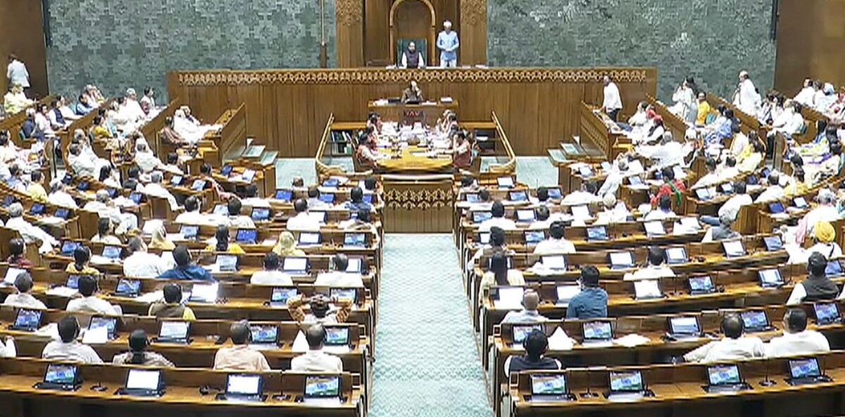 विपक्ष के हंगामे के कारण दोपहर 2 बजे तक स्थगित लोकसभा की कार्यवाही