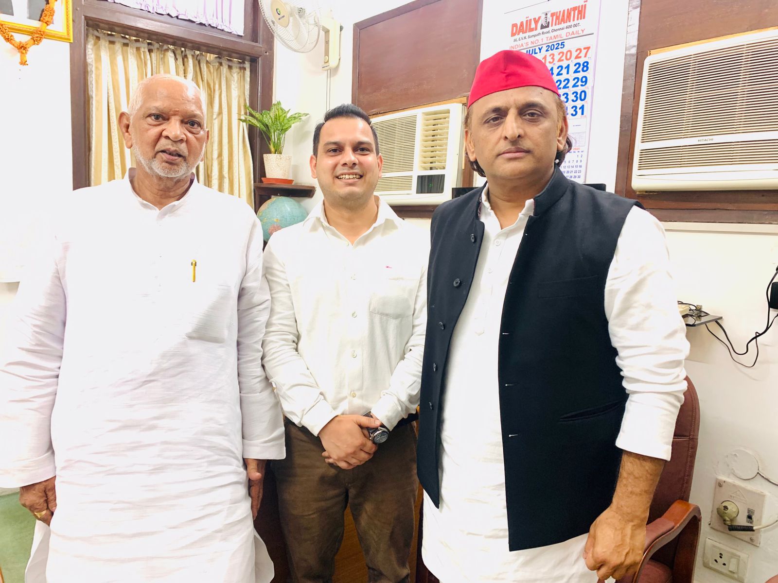 दिल्ली में सपा मुखिया से मिले रमेश प्रजापति और कृष्णा रुहेला 