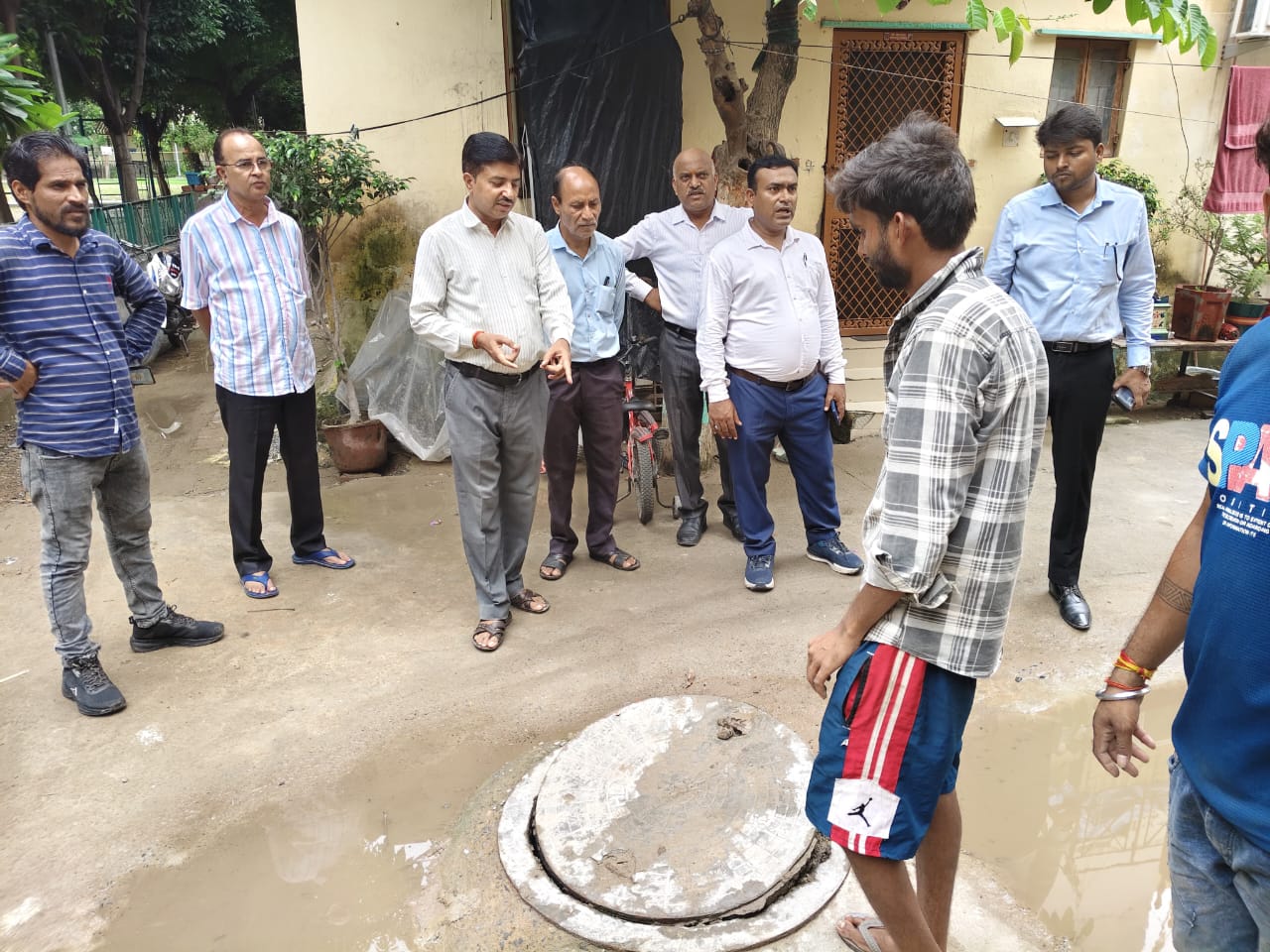 सीवर की समस्या को लेकर प्राधिकरण के अधिकारियों ने किया पॉकेट 7 का दौरा