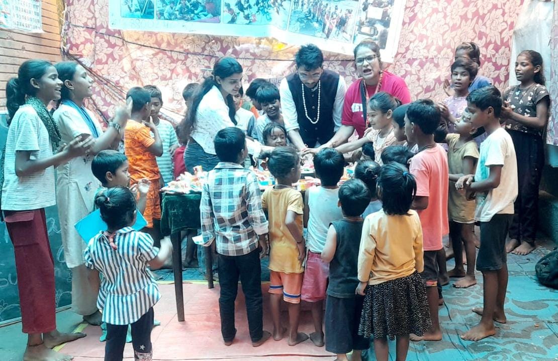समाजसेवी सर्वेश मिश्रा ने गरीब बच्चों के साथ मनाया जन्मदिन