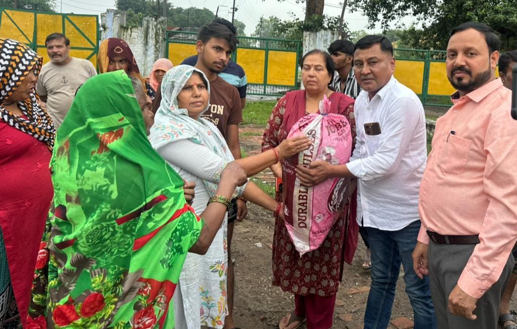 बरसात के पानी से घिरे दस परिवारों की सुध लेने पहुंची इंदिरा सिंह