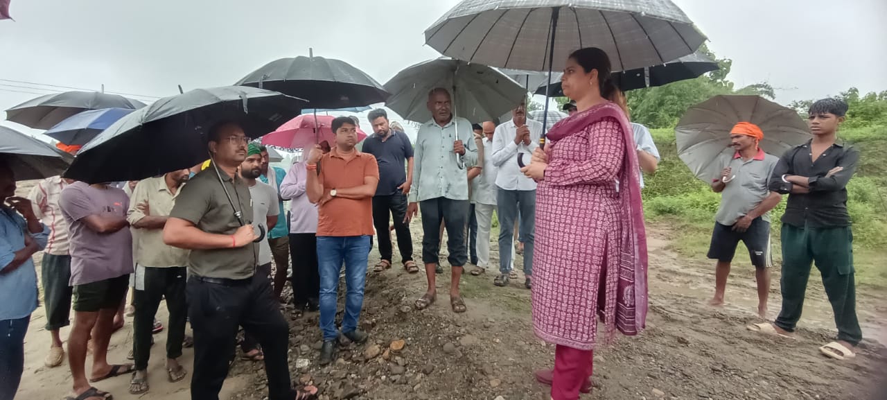 बाढ़ प्रभावित क्षेत्र का जिलाधिकारी में किया निरीक्षण 
