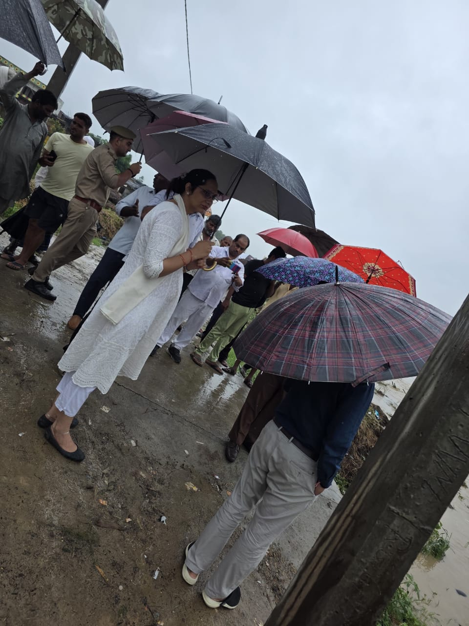 वानिया सिंह ने किया बाढ़ प्रभावित क्षेत्रों का किया निरीक्षण